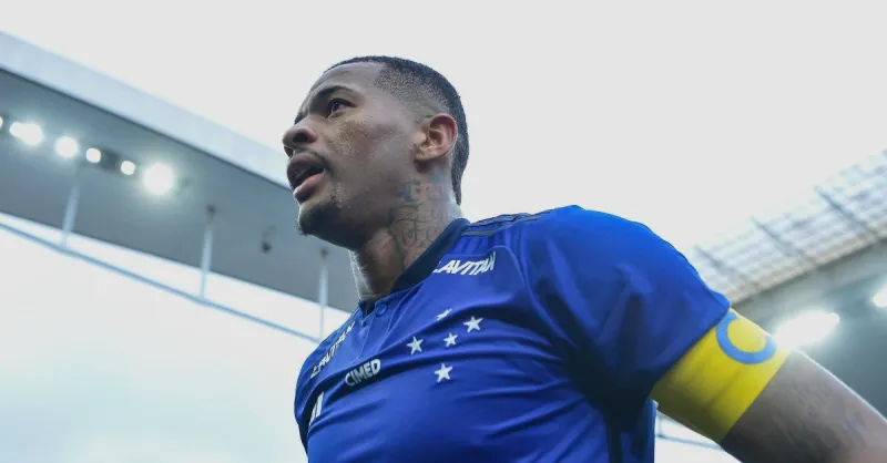 Pedrão, Zagueiro do Cruzeiro, Brilha no Avaí e Atrai Observação de Leonardo Jardim na Série B