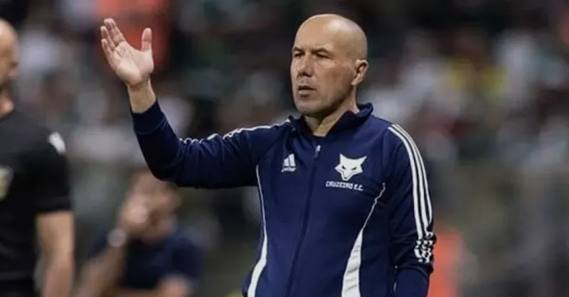 Leonardo Jardim: Desgaste com Arbitragem Brasileira Põe Futuro no Cruzeiro em Xeque